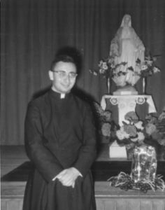Monseñor Ranieri: sacerdote recién ordenado.