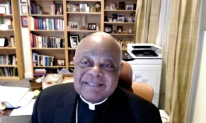 El cardenal Wilton Gregory habla durante una charla virtual organizada por la comunidad St. Thomas More de la Universidad de Yale.