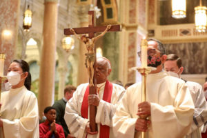 cardenal Wilton Gregory sostiene la cruz