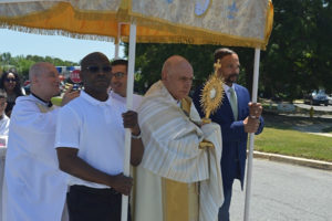 El obispo auxiliar Mario Dorsonville