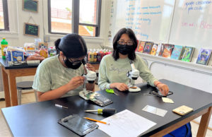 Niñas participan en el campamento de verano STEM Discovery