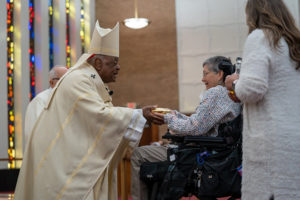 cardenal Wilton Gregory en la Misa Blanca