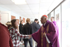 El cardenal Wilton Gregory saluda a una estudiante