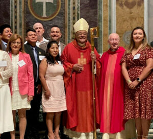 El cardenal Wilton Gregory posa con feligreses de diferentes parroquias