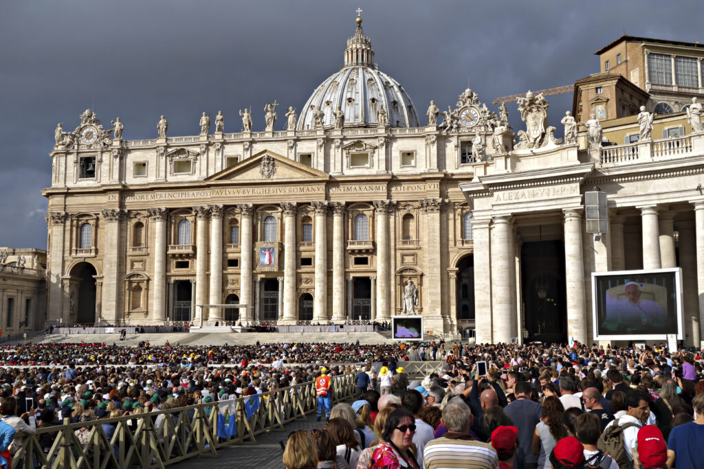 papal-audience-in-st-peters-square